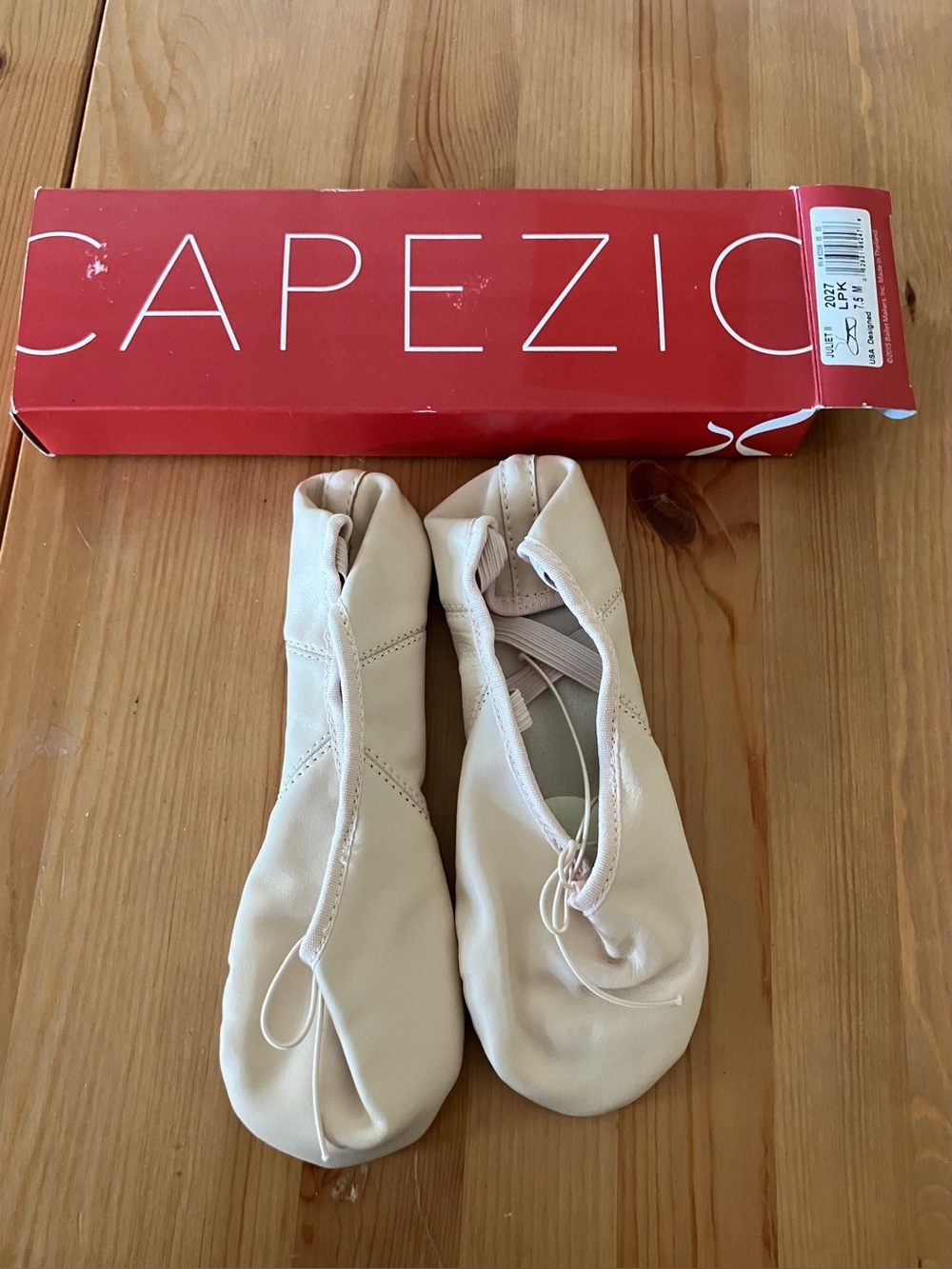 NEW Capezio Juliet II 2027 LPK Cream Ballet Flats with Elastic Strap Size 7.5M